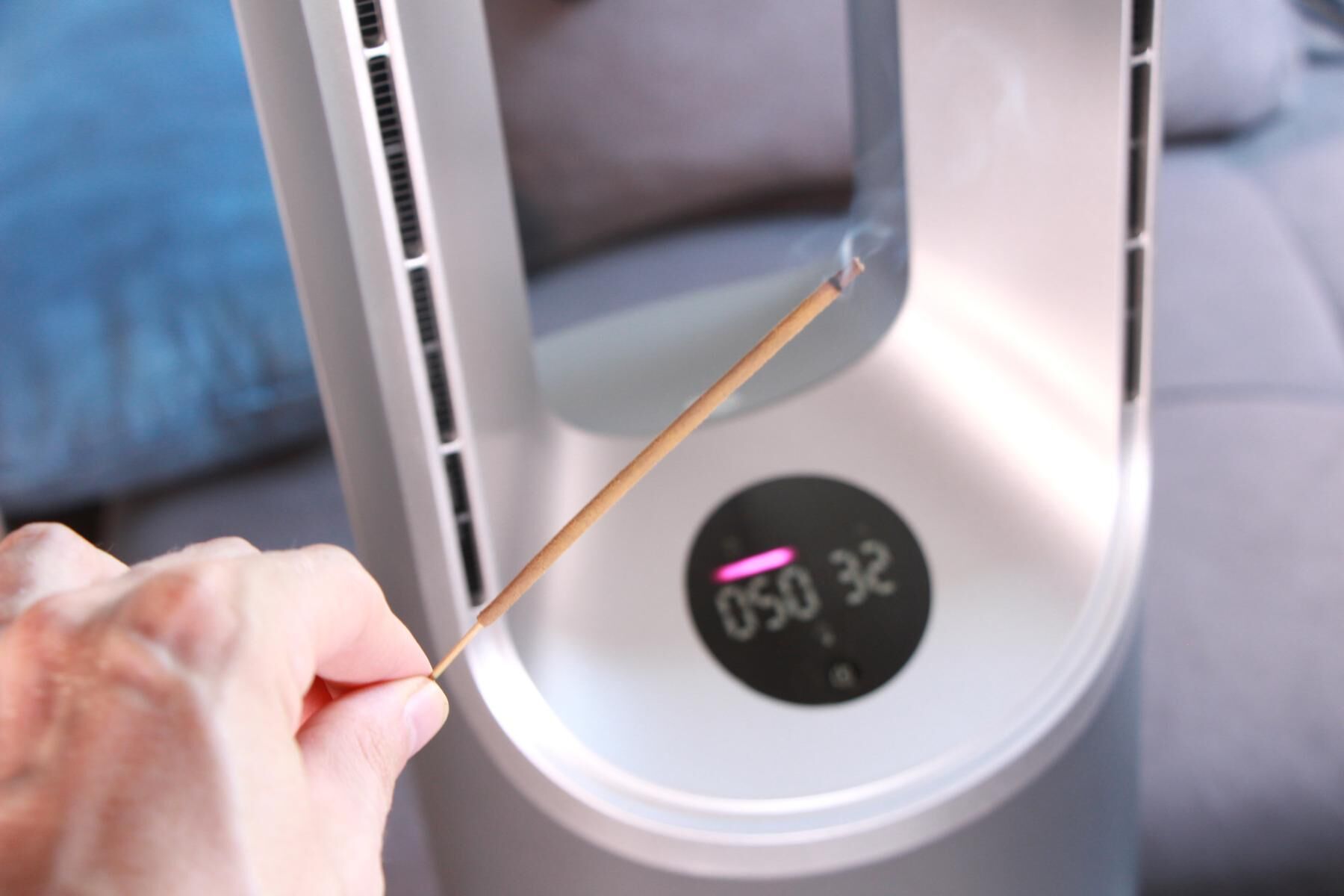 Auf dem Display des Philips Air Performer 8000 ist eine schlechte Luftqualität (rote Linie) und hohe Anzahl an PM2,5 Luftpartikeln zu sehen, die App meldet eine Verschlechterung der Luftqualität.